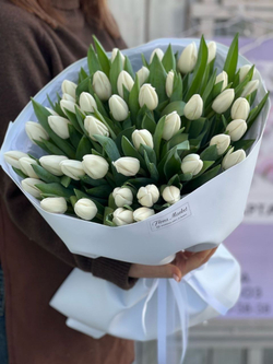 Белые тюльпаны в нежном оформлении от Флора Маркет