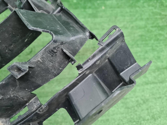 Кронштейн переднего бампера BMW 5er G30 (17-20)