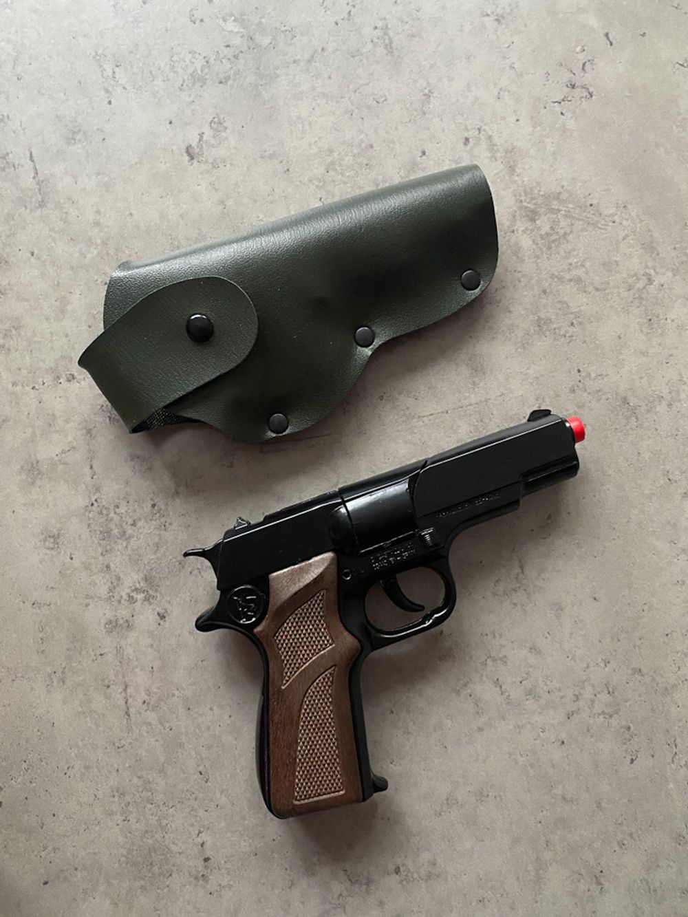 Пистолет в кобуре