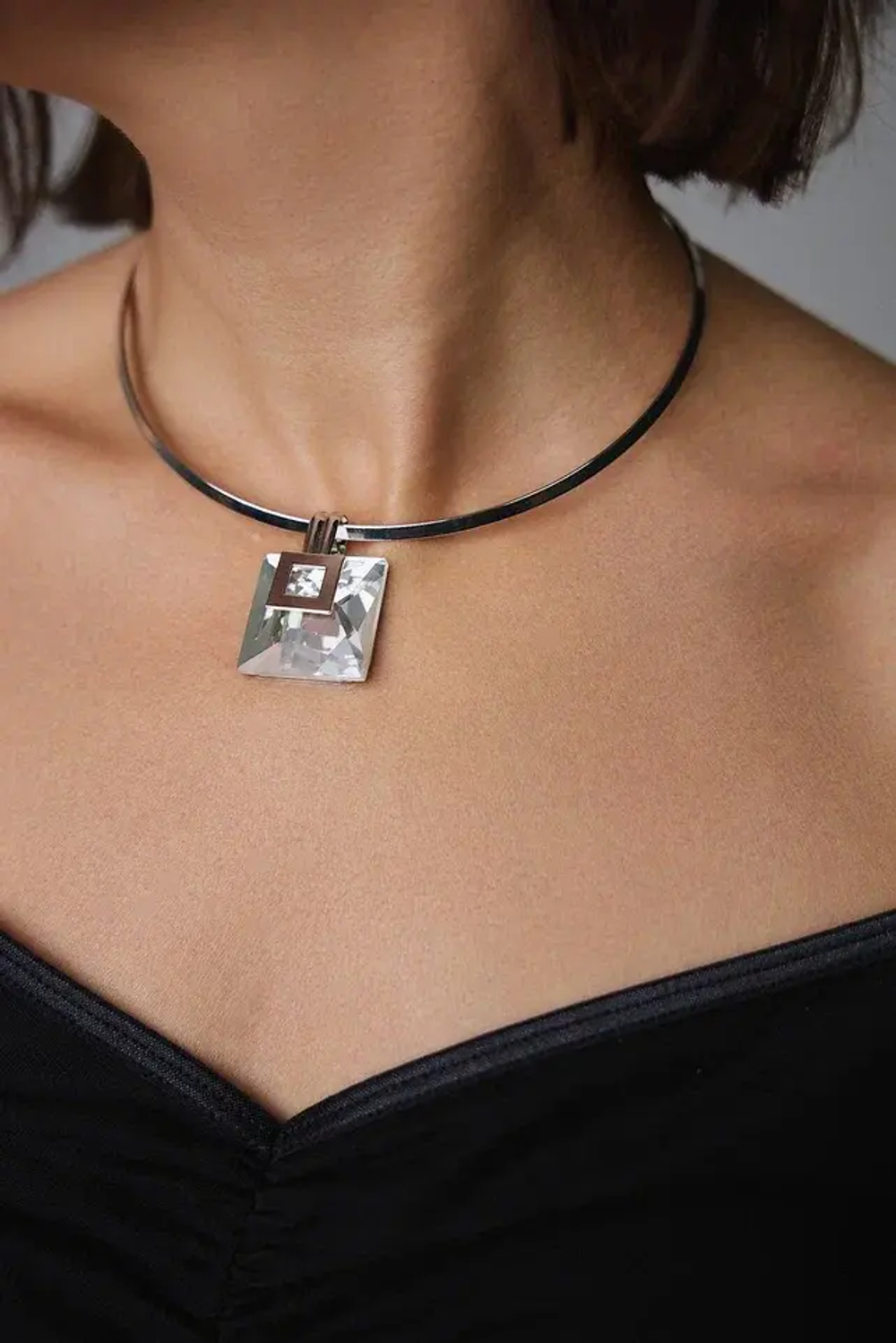 Колье квадратный прозрачный кристалл на гривне, оттенок серебро