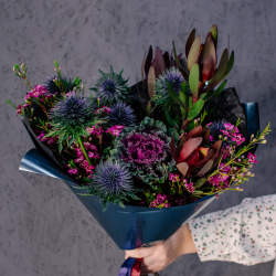 68. Элегантный темный букет с брассикой и эрингиумом