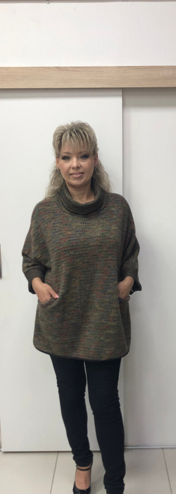 Креативный черный джемпер с кармашками и хомутом