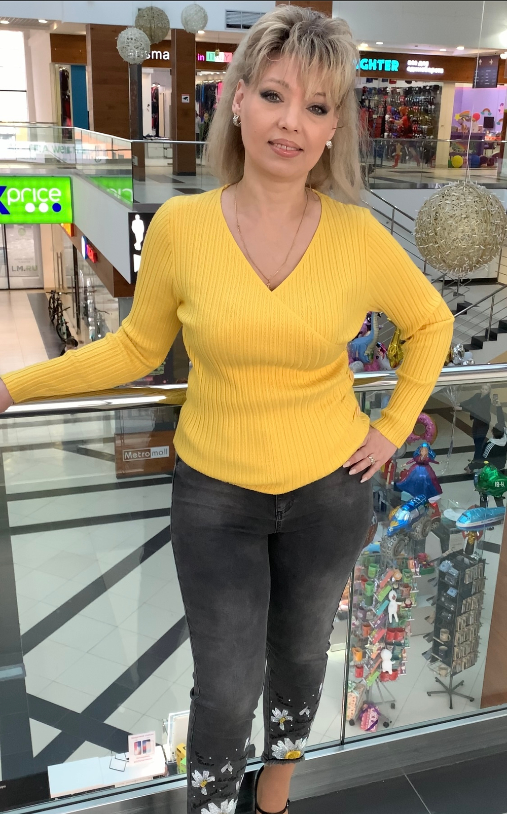 Серые зауженные джинсы с "ромашками"