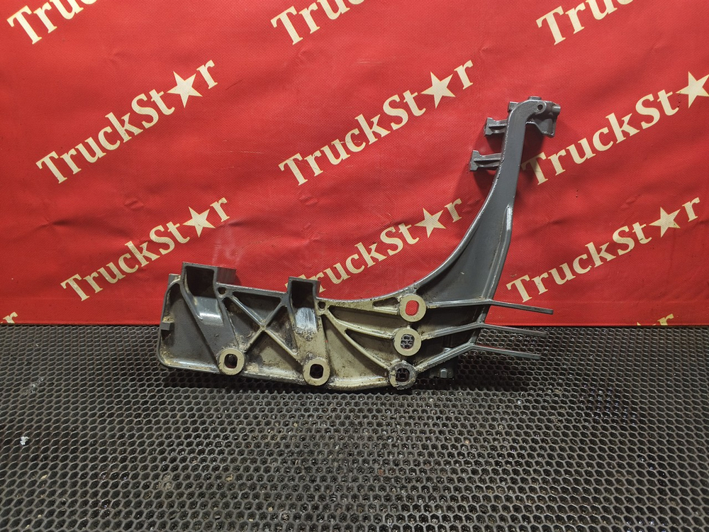 Кронштейн подножки левый 2020г