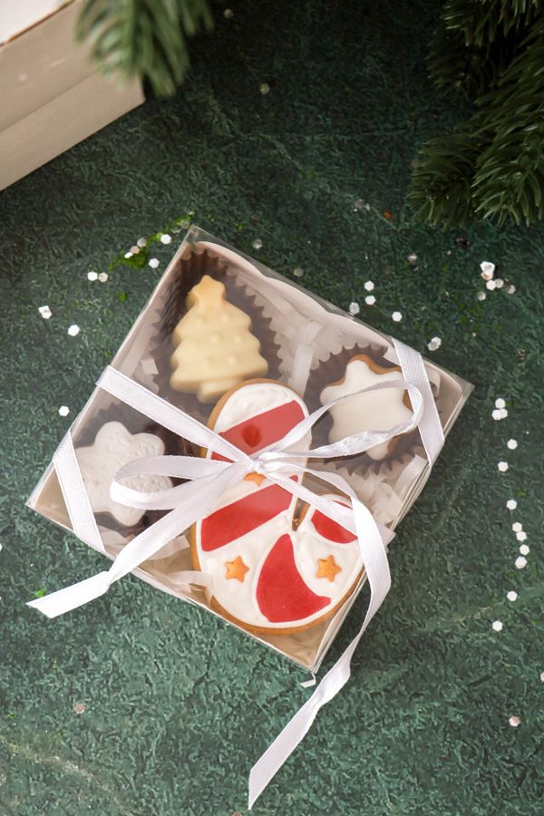 Новогодний мини пряник, два пряника мини снежинки, шоколадная елочка