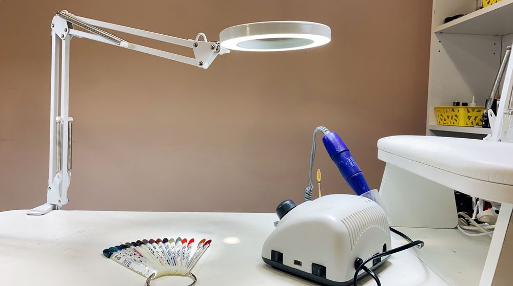 TLD-568 White-LED-300Lm-2700-5500K-Dimmer-X5 Светильник настольный c увеличительным стеклом. 5-ти кратное увеличение. 8W. Механический выключатель на шнуре. Белый. TM Uniel.