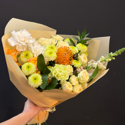 Букет из сортовых хризантем, кустовой розы и нутана