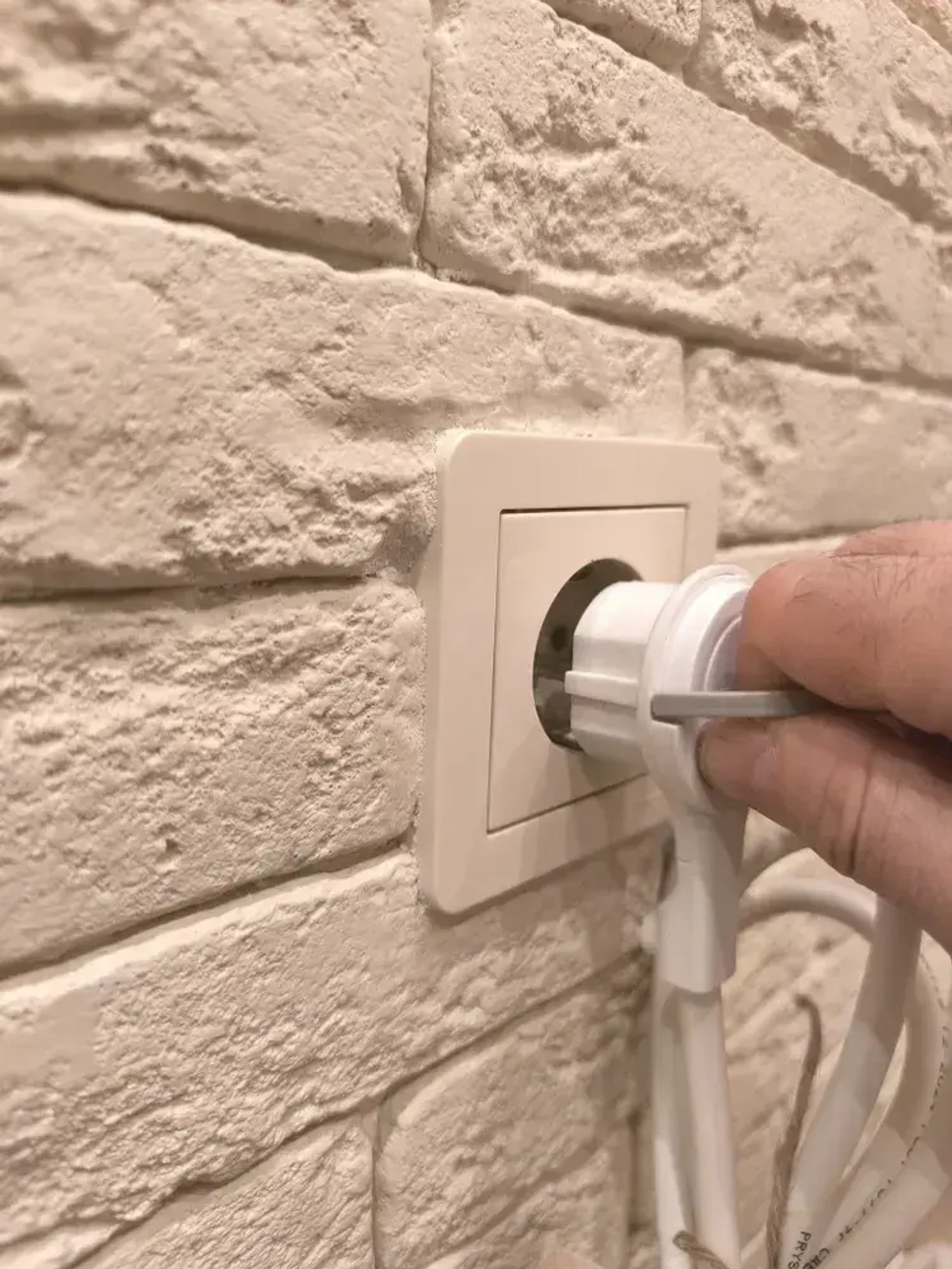 Удлинитель сетевой электрический 1,5 метра с выкл, заземлением и защитными шторкамис плоской потайной вилкой невидимкой