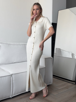 Платье вязаное, прямого кроя, с воротником и пуговицами