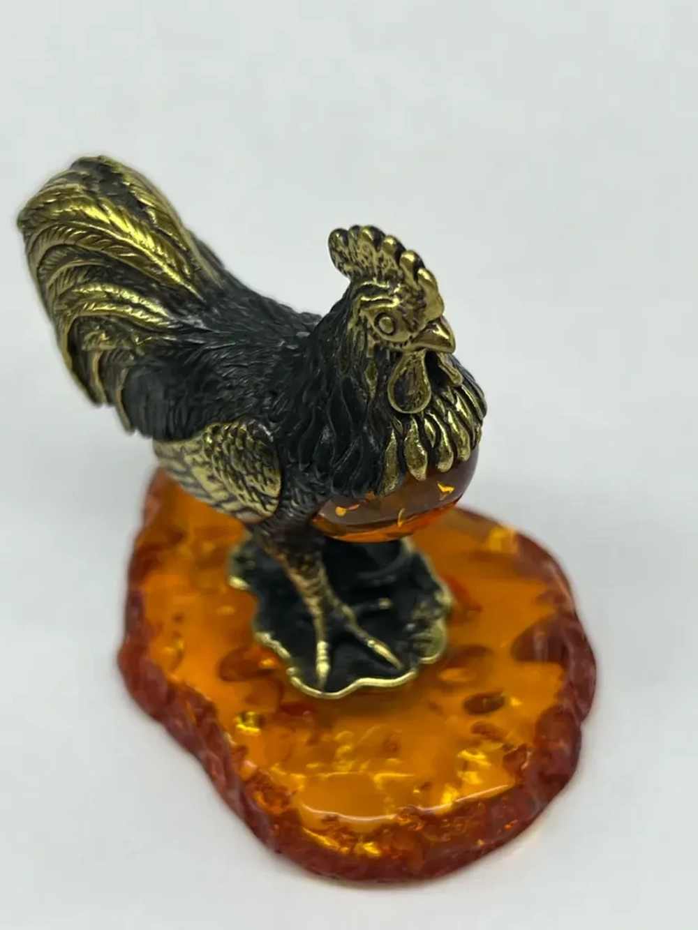 Бронзовая статуэтка на янтаре