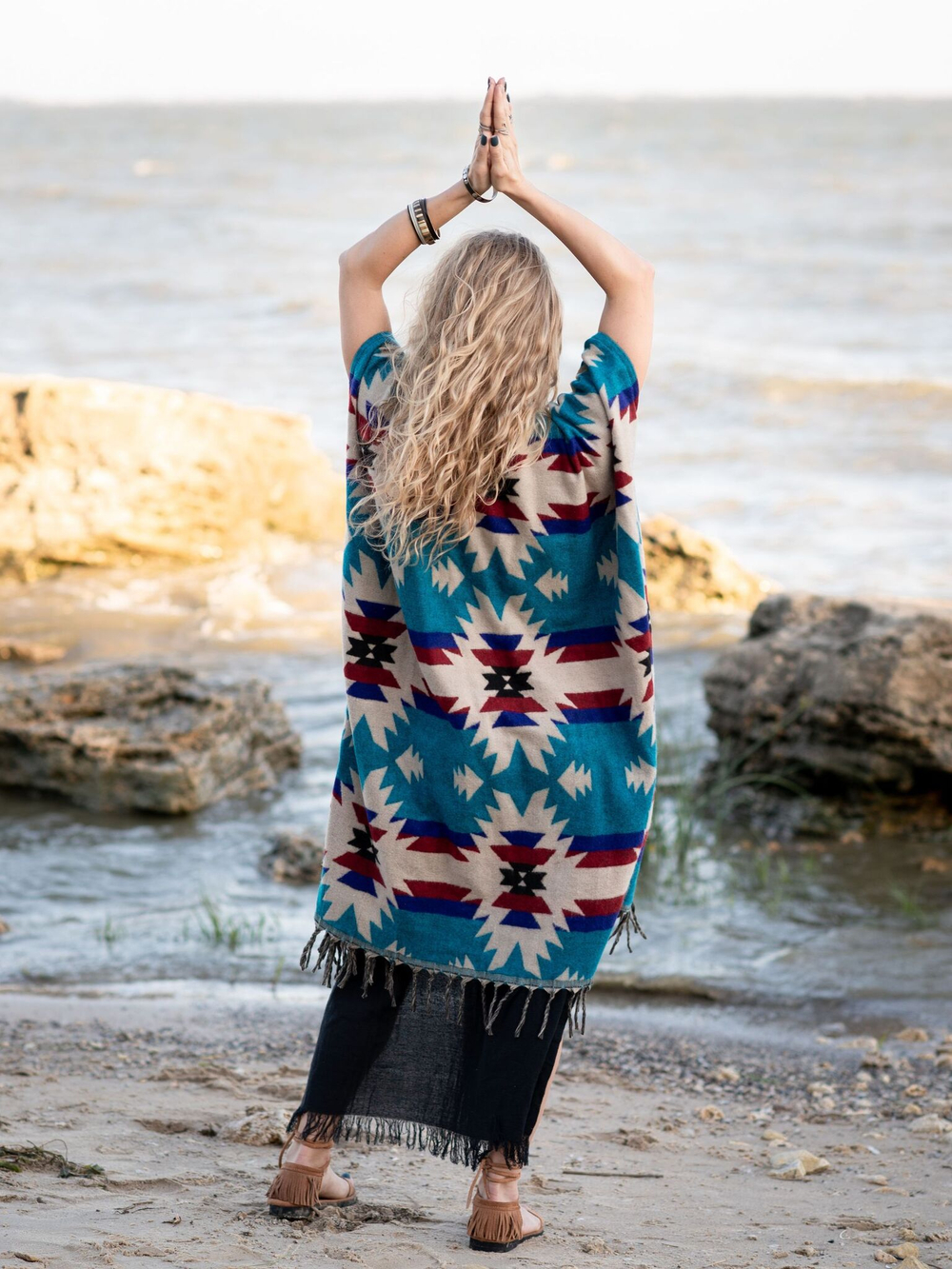 Накидка с этническим геометрическим орнаментом