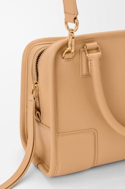 Loewe Маленькая сумка Amazona 180 из мягкой телячьей кожи, бежевый