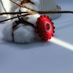 Брошь ручной работы из бисера и страз, кристаллов. / подарок любимой, маме, коллеге, подруге / бижутерия / оригинальный подарок /