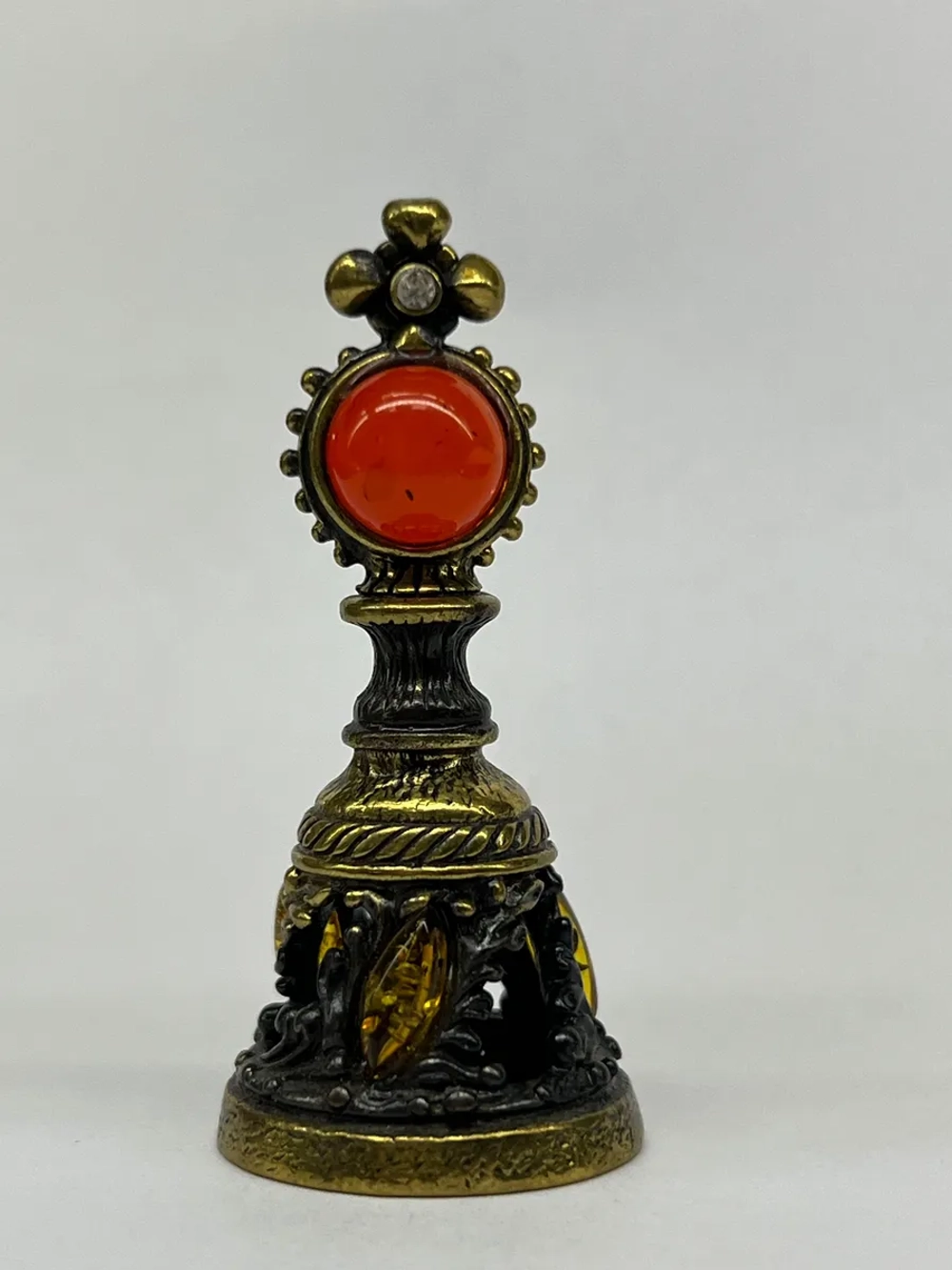 Бронзовая статуэтка на янтаре колокольчик