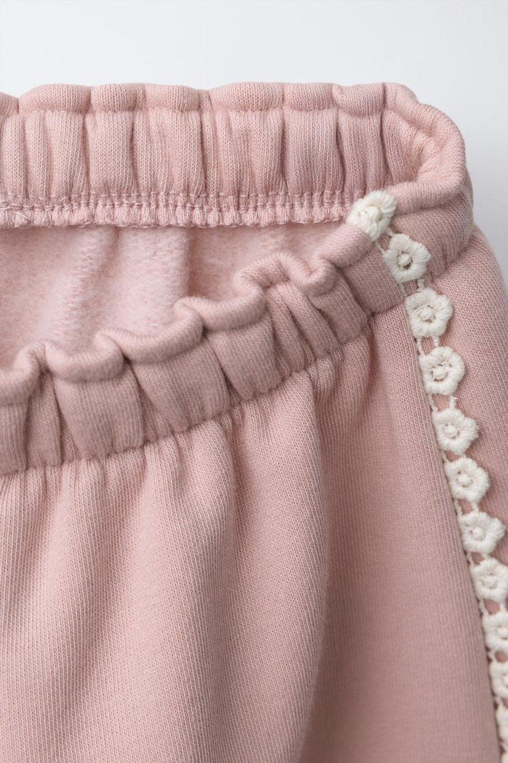 ZARA БРЮКИ-ДЖОГГЕРЫ С ЦВЕТОЧНЫМ КРУЖЕВОМ, ЦВЕТ РОЗОВОГО ДЕРЕВА