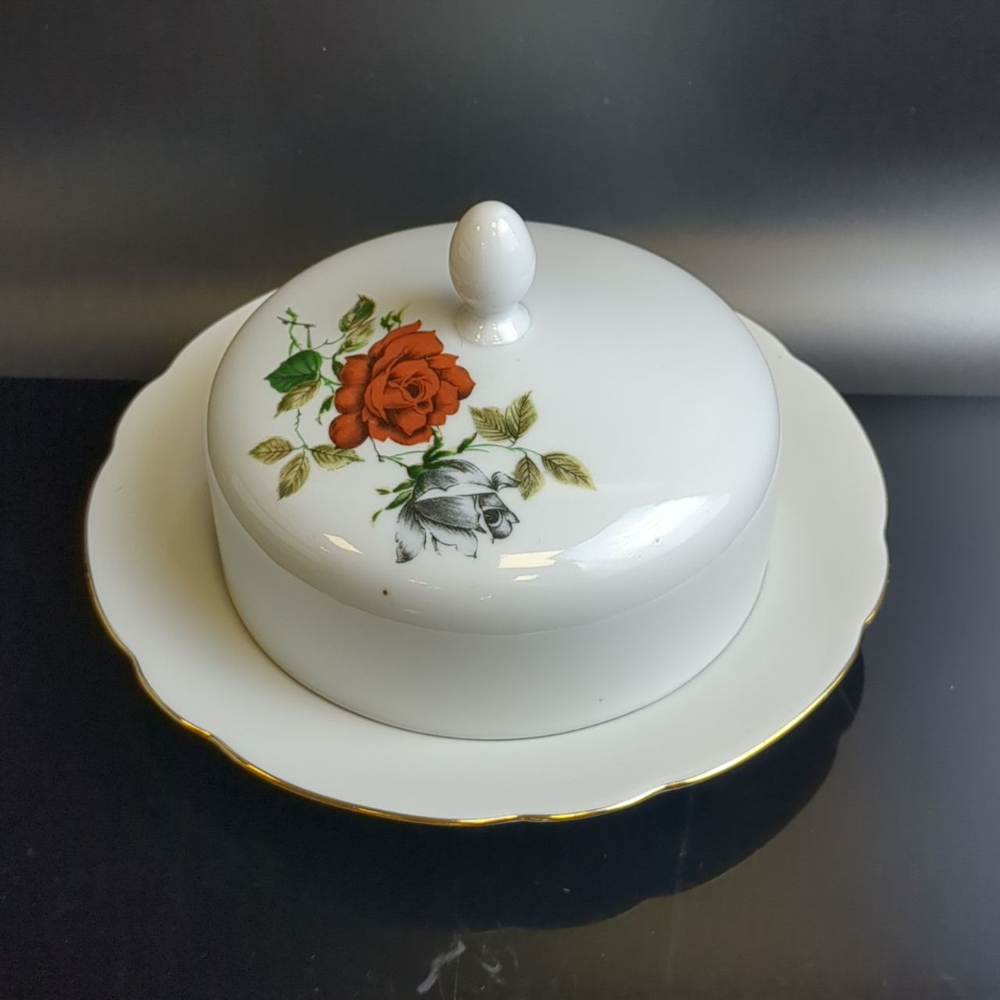 Маслёнка с крышкой фарфоровая, деколь розы, золочение, клеймо Kahla, Кахла, ГДР, винтаж 1968-1987 гг