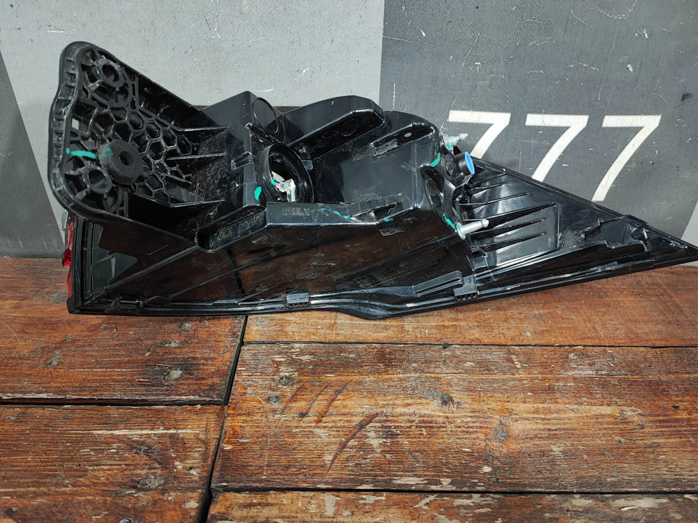 Фонарь задний левый Geely Monjaro 21-нв Б/У Оригинал 7057046100