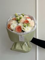 Сборный букет из хризантемы, диантусов и одноголовых роз