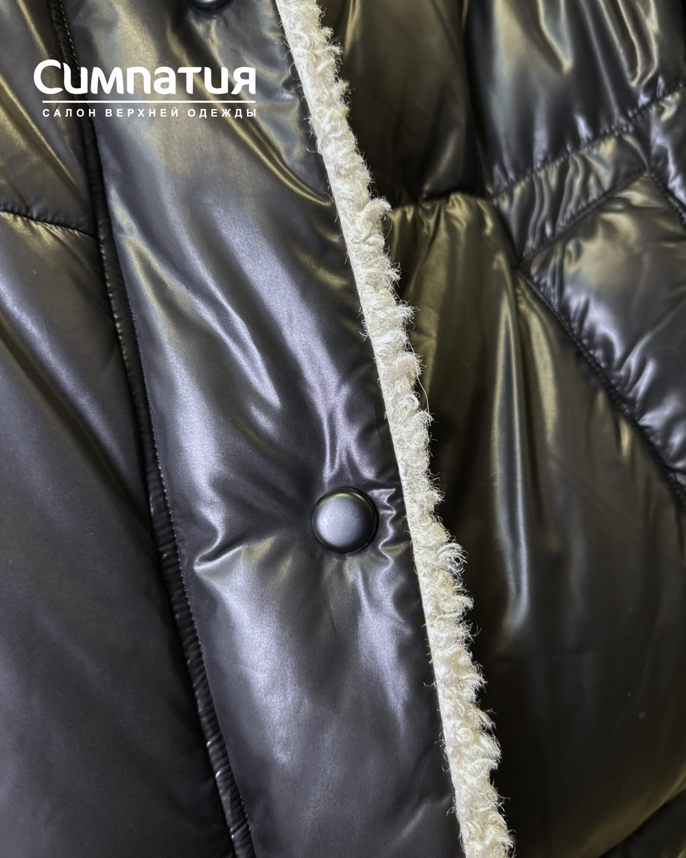 Зимняя куртка в черном цвете с декоративными деталями из эко меха