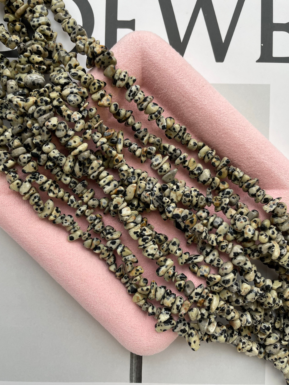 Нить бусины из далматиновой яшмы 7-8мм (галька)