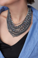 Колье многослойное из цепей и серых радужных квадратных кристаллов, оттенки графит и серебро