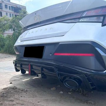 Диффузор заднего бампера с LED-лампой Hyundai Elantra 2023+ (тип 4) чёрный глянец