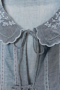 ZARA УКОРОЧЕННАЯ РУБАШКА С ВЫШИВКОЙ, СЕРО-СИНИЙ