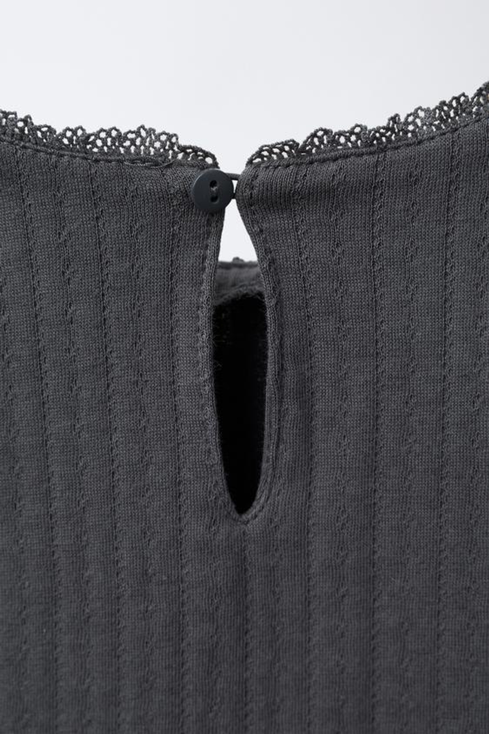 ZARA ФУТБОЛКА ИЗ АЖУРНОЙ ТКАНИ С КРУЖЕВОМ, АНТРАЦИТОВО-СЕРЫЙ