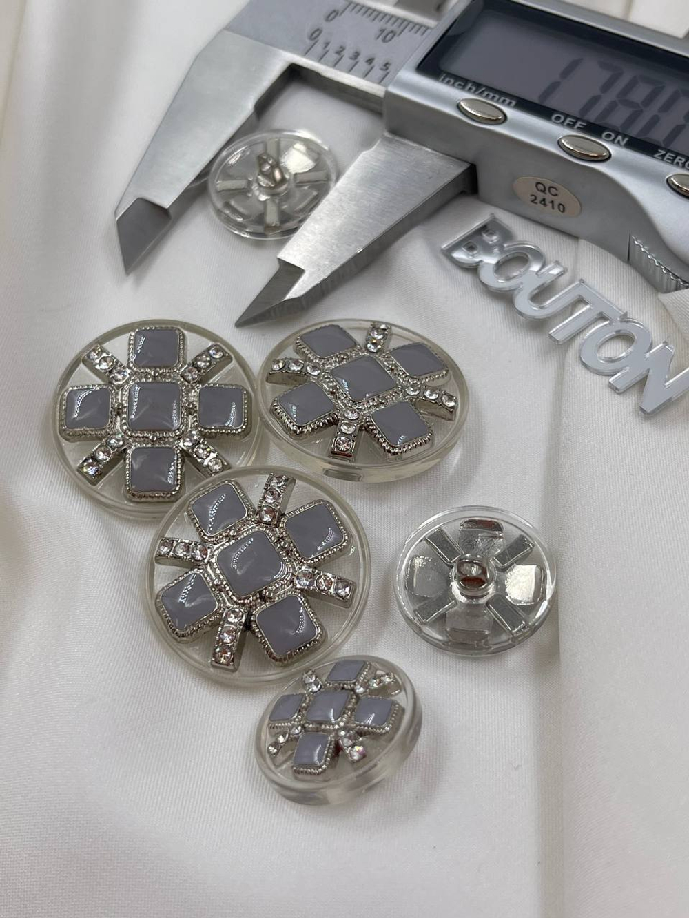 Пуговицы серебристые полупрозрачные с серыми квадратными деталями и стразами