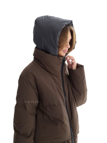 Коричневый пуховик с акцентной молнией