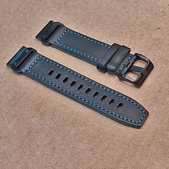 Ремешок кожаный QuickFit 22 мм для Garmin Fenix 7 / 6 / 5, Forerunner 935 / 945 / 955, instinct, instinct 2, Epix Gen 2 быстросъемный (Черный, синяя строчка)