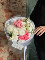 Букет из кустовой пионовидной розы, альстромерии и хризантемы