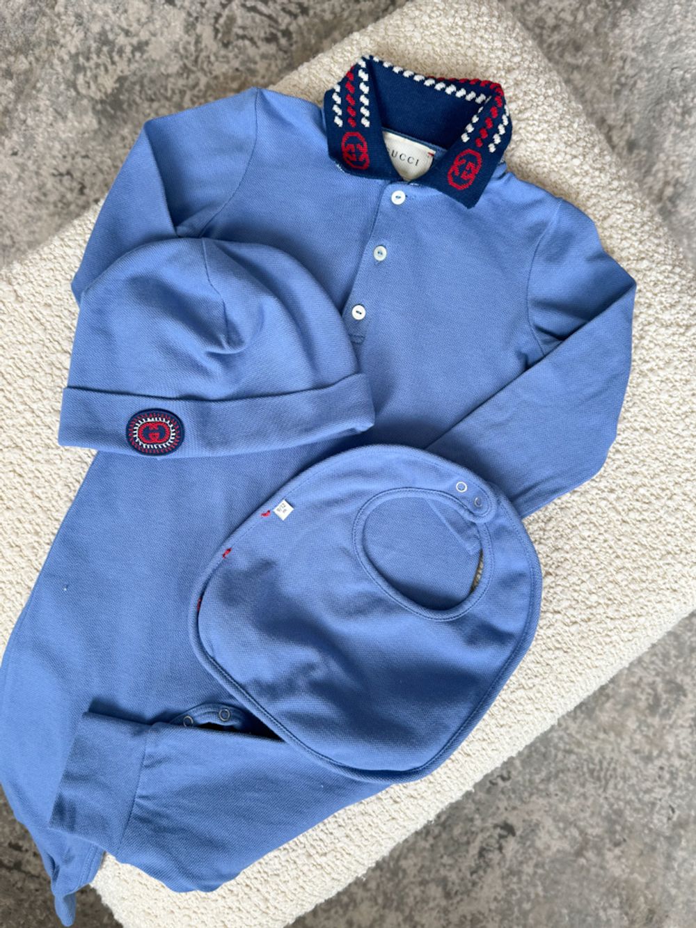 Комплект из хлопкового боди и шапочки с нагрудником Gucci, 74