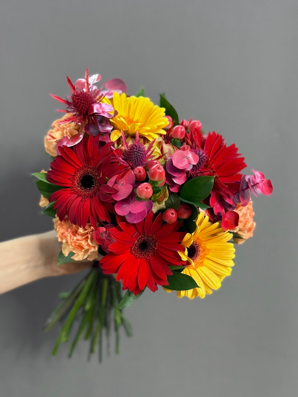 Букет невесты и бутоньерка в яркой гамме