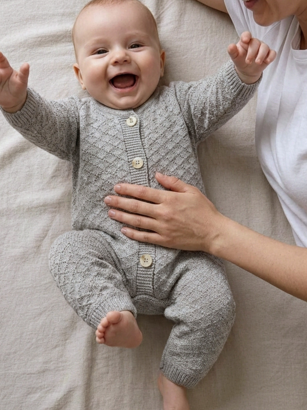 Комбинезон вязаный для малыша серый