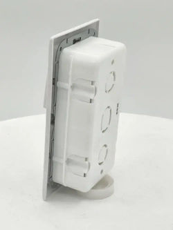 Блок Выключатель трехклавишный + розетка с заземляющим контактом скрытой установки белый 3В-РЦ-695