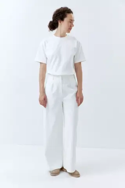 Широкие брюки с цельновыкроенным поясом из белого вельвета