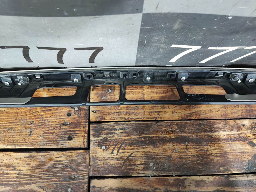 Накладка крышки багажника Geely Tugella 19-нв Б/У Оригинал 5062040200