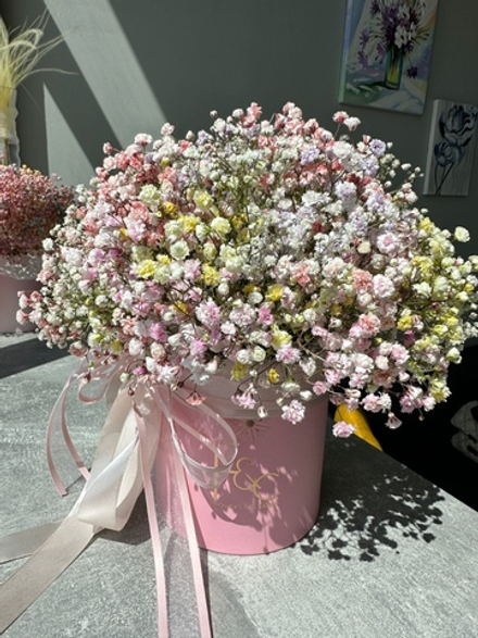 Маленький цилиндр из радужной гипсофилы