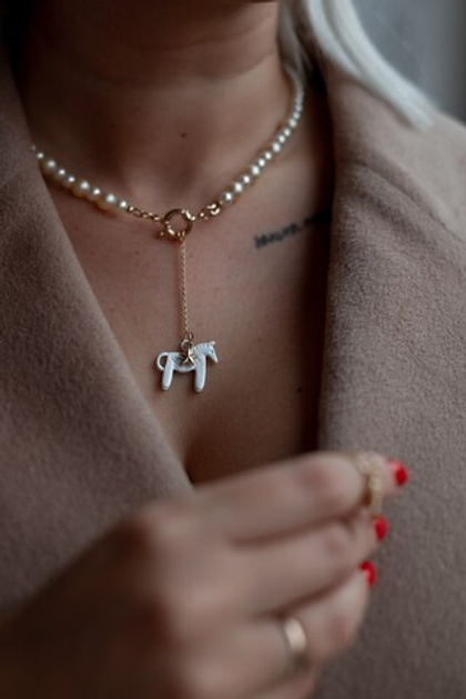 Колье из жемчуга "майорка" с подвеской лошадка