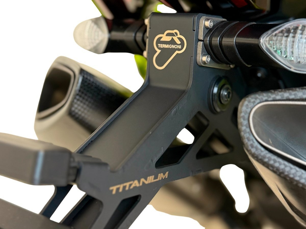 D23109490N TERMIGNONI FULL BLACK TITANIUM PLATE HOLDER (P V4, SF V4 2025)