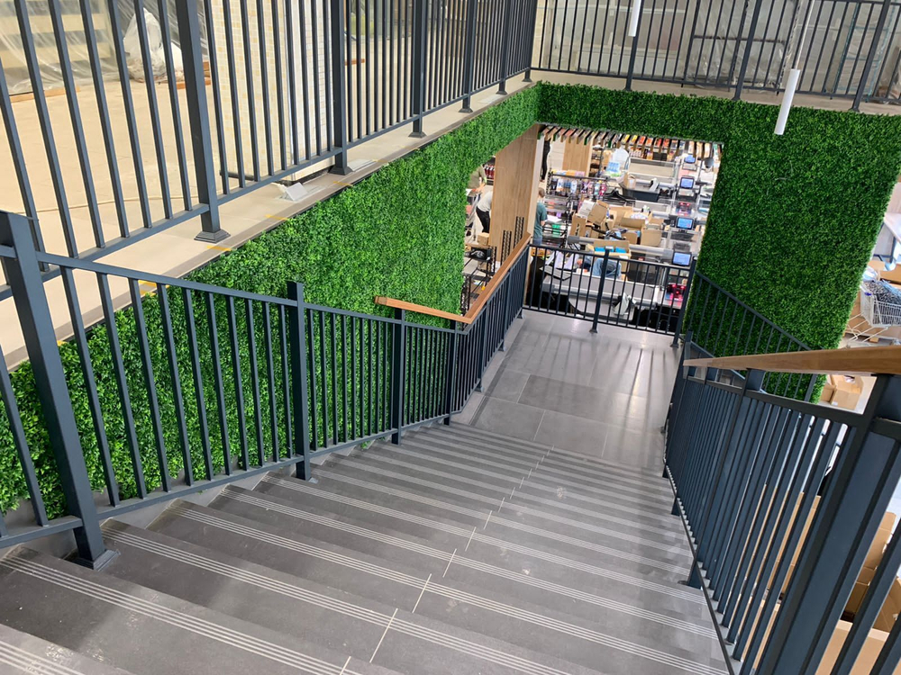 Вертикальное озеленение панелями из искусственной зелени в супермаркете "Табрис"