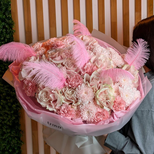 Букет Восхищение с перьями, Французские розы, Диантусы, Хризантема