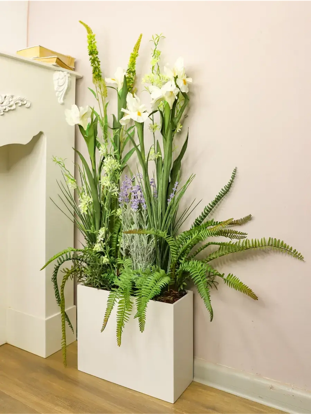 Напольная композиция из искусственных растений и цветов