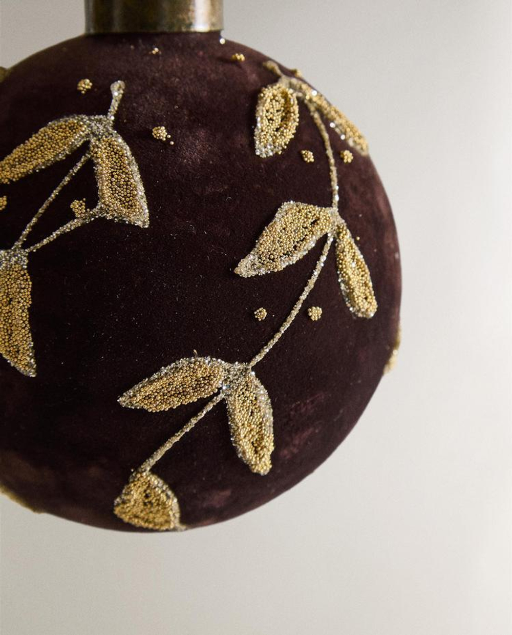 ZARA HOME НАБОР ЕЛОЧНЫХ УКРАШЕНИЙ В ФОРМЕ БАРХАТИСТОГО ШАРА С ЛИСТЬЯМИ, КОРИЧНЕВЫЙ