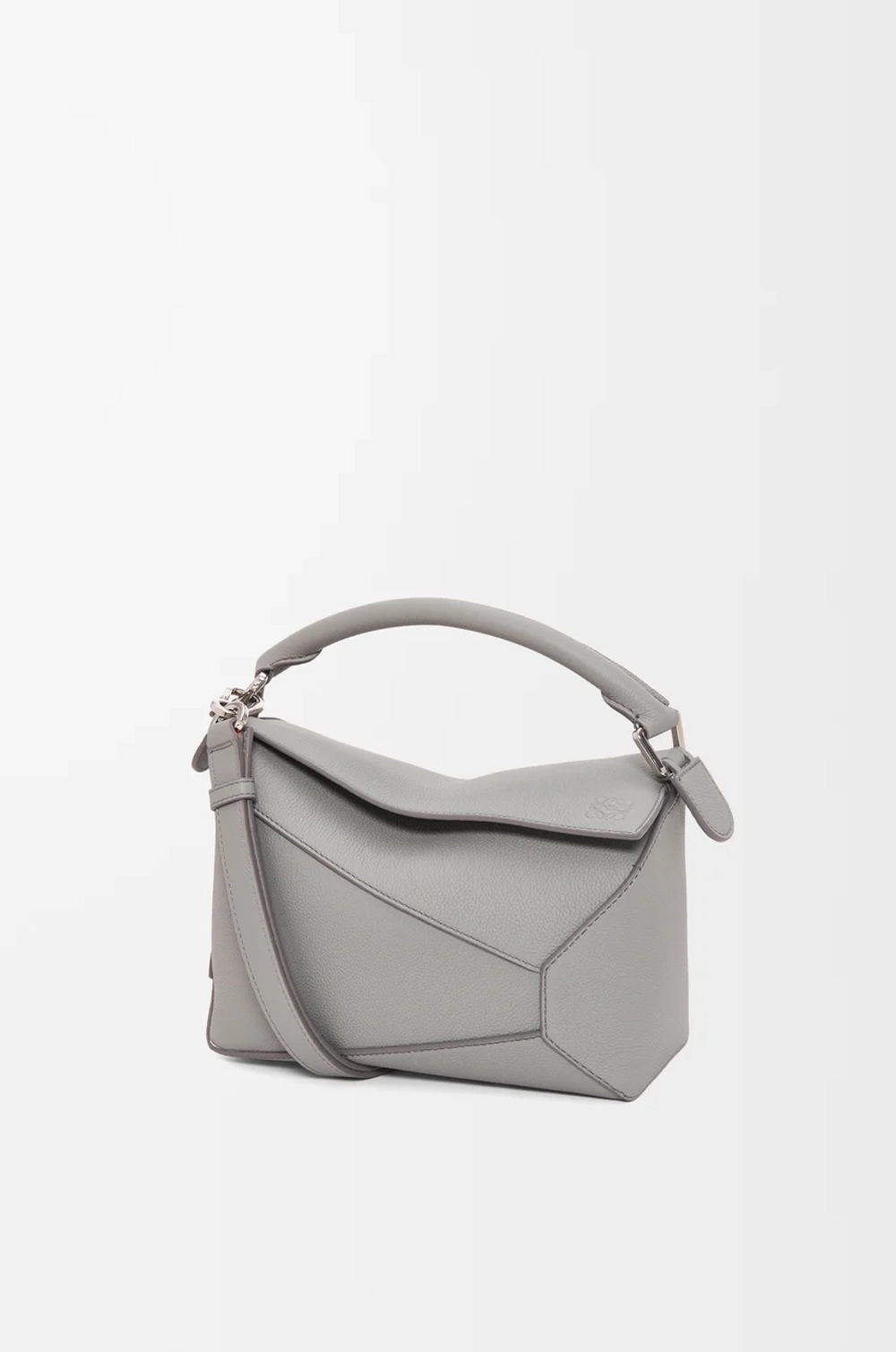 Loewe Маленькая сумка Puzzle Edge из мягкой зернистой телячьей кожи, жемчужно-серый