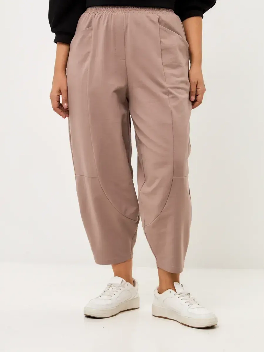 Брюки бананы трикотажные с декоративными швами пудровый