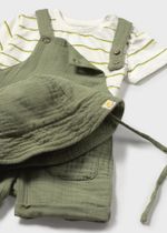 комбинезон с футболкой и панамкой