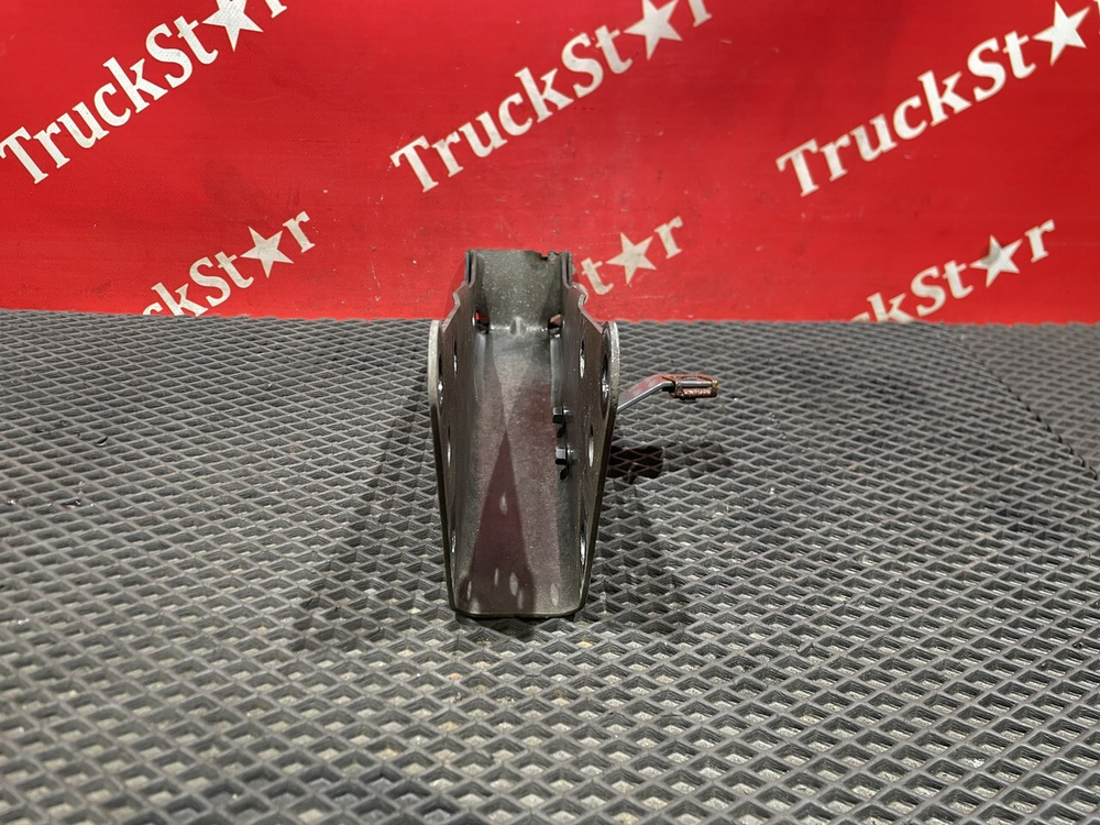 Кронштейн замка кабины