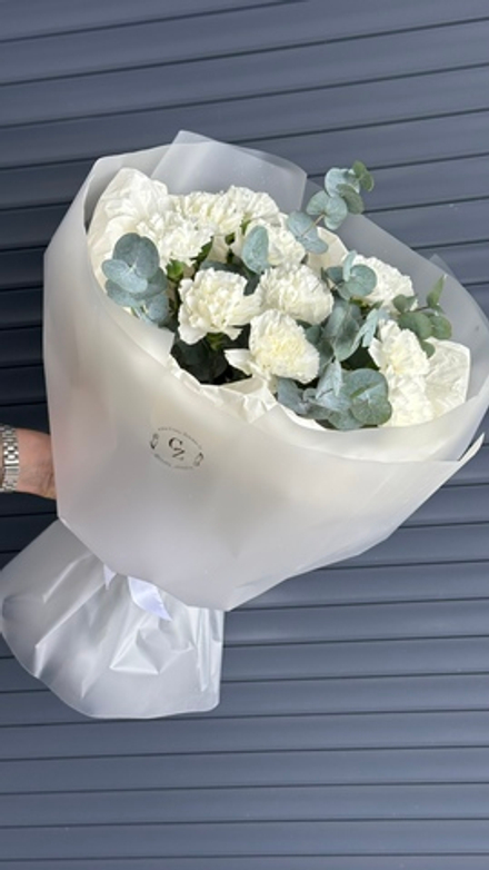 В такой букетик добавить 4 веточки кустовых роз